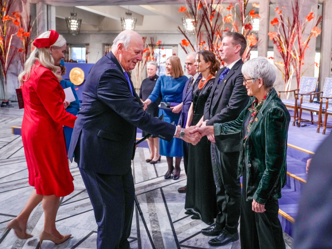 Kongeparet og Kronprinsparet hilser på Nobelkomiteens medlemmer og gratulerer representantene for årets fredsprisvinnere. Foto: Javad Parsa / NTB